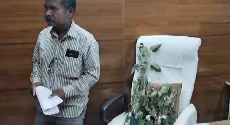 “बेशरम” झाड खुर्चीत, पण वन अधिकारी गायब – टी-२२ अजूनही मोकाट!