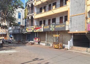 संतोष देशमुख हत्येच्या निषेधार्थ तुळजापुरात कडकडीत बंद