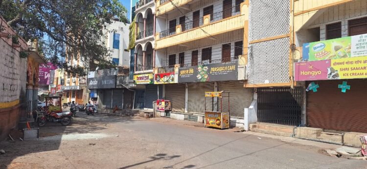 संतोष देशमुख हत्येच्या निषेधार्थ तुळजापुरात कडकडीत बंद