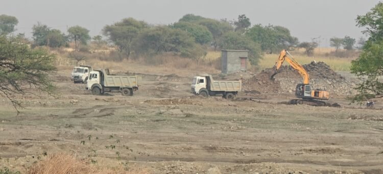 धाराशिव : बेकायदेशीर मुरूम उपसा प्रकरण: प्रशासनाचे दुर्लक्ष की राजकीय वरदहस्त?