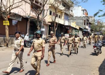 धाराशिवमध्ये पोलिसांचा रूट मार्च; नागरिकांना दिला सुरक्षिततेचा विश्वास