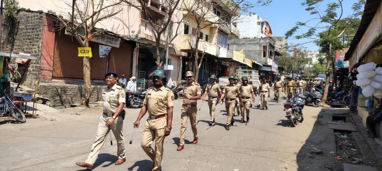 धाराशिवमध्ये पोलिसांचा रूट मार्च; नागरिकांना दिला सुरक्षिततेचा विश्वास