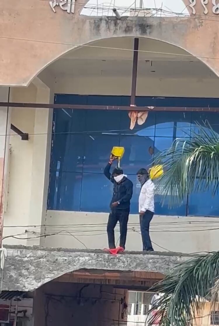 भूम : घनकचरा व्यवस्थापन भ्रष्टाचार प्रकरण — आत्मदहनाचा प्रयत्न करून चौकशीची मागणी