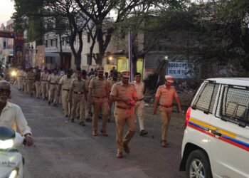 आगामी सण-उत्सवांच्या पार्श्वभूमीवर धाराशिव शहरात पोलिसांचा रूट मार्च