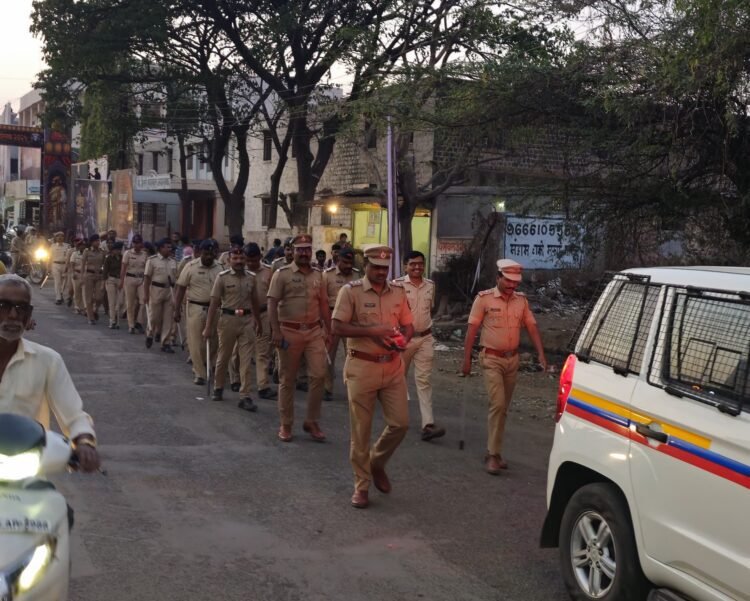 आगामी सण-उत्सवांच्या पार्श्वभूमीवर धाराशिव शहरात पोलिसांचा रूट मार्च