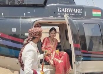 धाराशिव: आई-वडील नसलेल्या सुनेसाठी शेतकऱ्याने लग्नात पाठवलं हेलिकॉप्टर