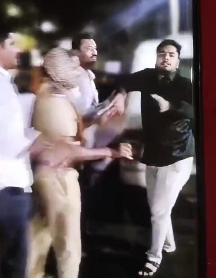 तुळजापूर: जिथे पोलीसच वसुलीत मग्न, तिथे गुंडगिरीचा नंगानाच! खाकीचा वचक नव्हे, मिंधेपणा उघड