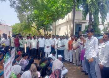 उमरग्यात गुंडगिरी विरोधात मूक मोर्चा; दादागिरी रोखून हल्लेखोरांना अटक करण्याची मागणी