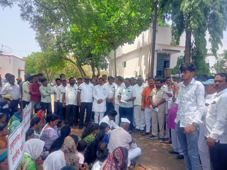 उमरग्यात गुंडगिरी विरोधात मूक मोर्चा; दादागिरी रोखून हल्लेखोरांना अटक करण्याची मागणी