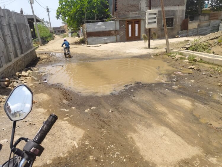 नळदुर्ग शहरातील अर्धवट रस्त्याच्या कामामुळे नागरिक त्रस्त