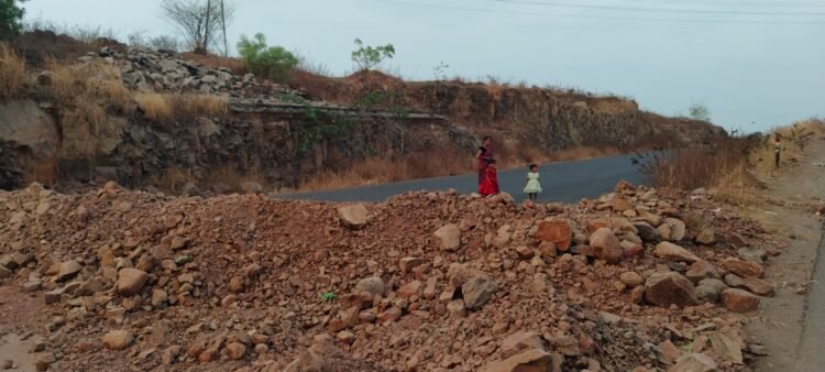 नळदुर्ग बायपास दोन महिन्यातच कोलमडला, वाहतूक कोंडी, अपघाताचा धोका वाढला