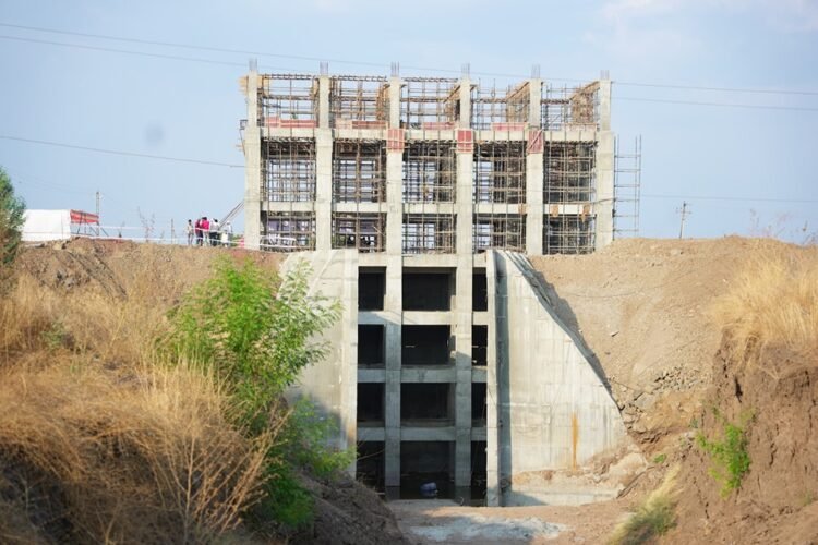 धाराशिवकरांनो, आता डोळे २०२५ कडे!  कृष्णा खोऱ्याचं पाणी ‘येणार, येणार’ म्हणता म्हणता बजेट वाढलं, पण पाणी काही येईना!