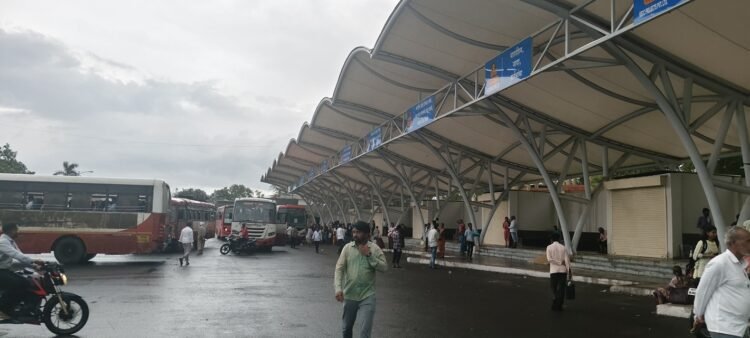 काक्रंबा पाटीजवळ भीषण अपघात : टेम्पो पुलाच्या कठड्याला धडकला; चार वर्षाच्या चिमुकल्याचा मृत्यू, सात जण जखमी