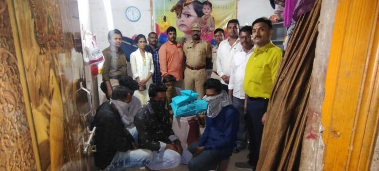 धाराशिव शहरात पोलिसांची मोठी कारवाई, गांजा विक्री करणाऱ्या टोळीचा पर्दाफाश; लाखोंचा मुद्देमाल जप्त