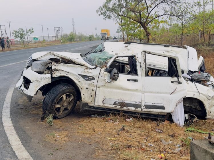 धाराशिव: अपर पोलीस अधीक्षकांच्या स्कॉर्पिओला कंटेनरची धडक; थोडक्यात बचावले
