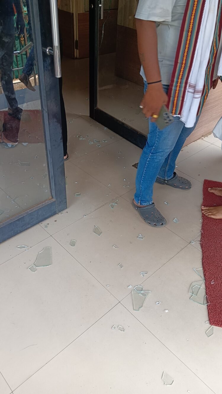 तुळजापूर मंदिरात पुजाऱ्याचा गोंधळ, मद्यपान करून तोडफोड; गुन्हा दाखल