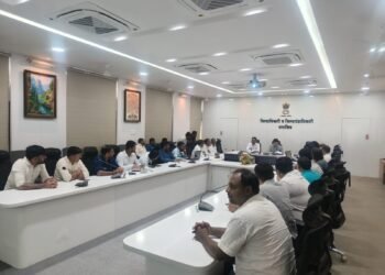 शेतकऱ्यांना खतांची सक्तीने विक्री करणाऱ्या कंपन्यांवर कठोर कारवाई होणार