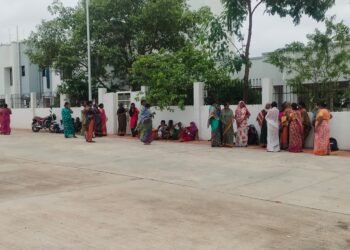 नळदुर्ग : शिवराज हॉटेलसमोर तरुणाचा निर्घृण खून; आरोपींच्या अटकेसाठी नातेवाईकांचा रुग्णालयासमोर  ठिय्या