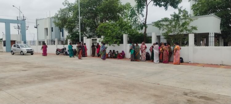 नळदुर्ग : शिवराज हॉटेलसमोर तरुणाचा निर्घृण खून; आरोपींच्या अटकेसाठी नातेवाईकांचा रुग्णालयासमोर  ठिय्या