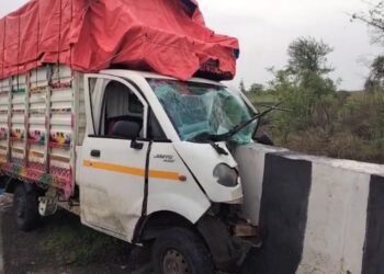 काक्रंबा पाटीजवळ भीषण अपघात : टेम्पो पुलाच्या कठड्याला धडकला; चार वर्षाच्या चिमुकल्याचा मृत्यू, सात जण जखमी