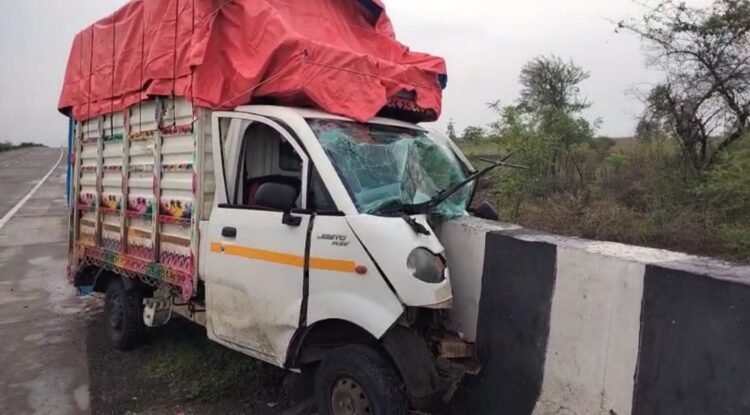 काक्रंबा पाटीजवळ भीषण अपघात : टेम्पो पुलाच्या कठड्याला धडकला; चार वर्षाच्या चिमुकल्याचा मृत्यू, सात जण जखमी