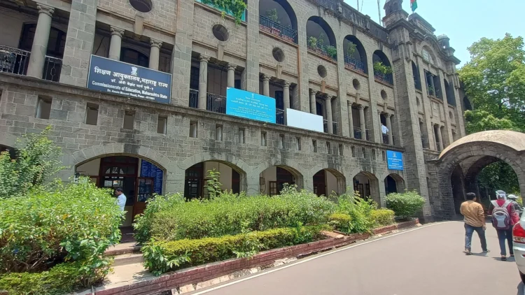 धाराशिव माध्यमिक शिक्षणाधिकाऱ्यांच्या बडतर्फीची मागणी; संघटनेचा आत्मदहनाचा इशारा