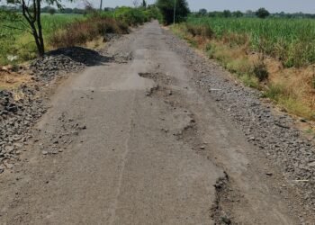 आवाड शिरपुरा रस्ताप्रकरणी ग्रामस्थांचा आंदोलनाचा इशारा; प्रशासनाच्या दिरंगाईमुळे विद्यार्थी आणि नागरिक त्रस्त