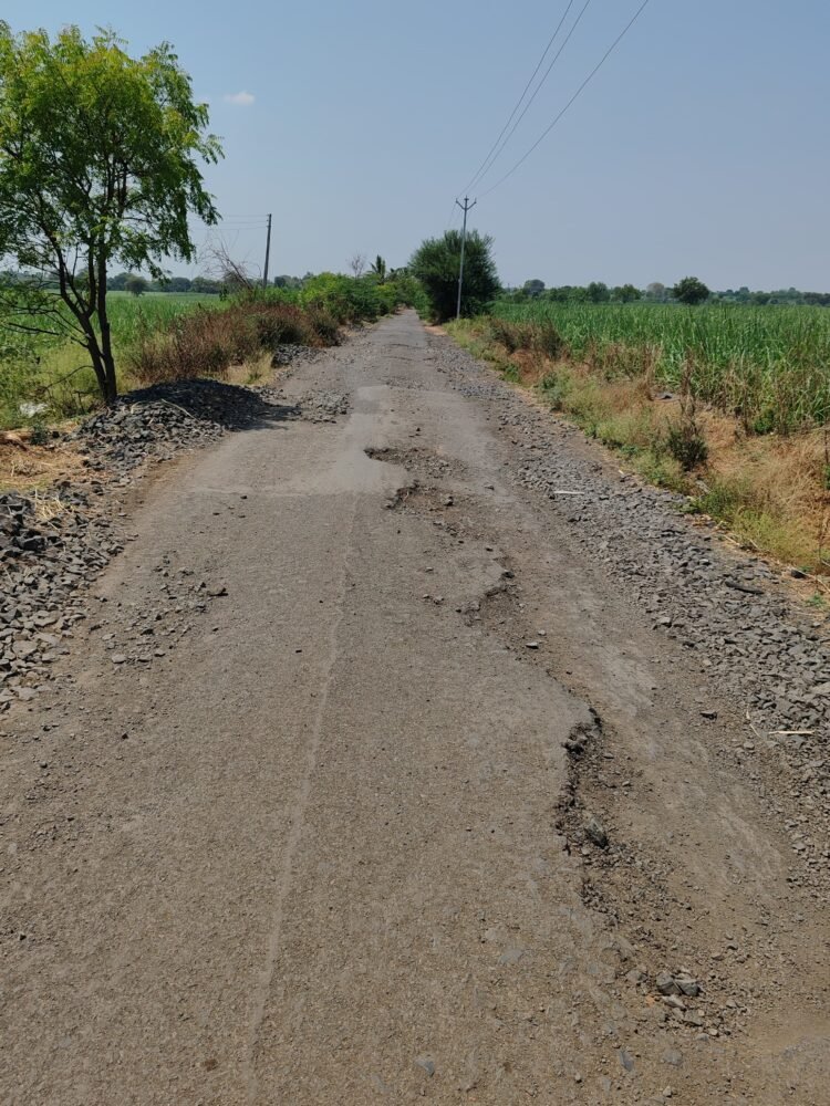 आवाड शिरपुरा रस्ताप्रकरणी ग्रामस्थांचा आंदोलनाचा इशारा; प्रशासनाच्या दिरंगाईमुळे विद्यार्थी आणि नागरिक त्रस्त