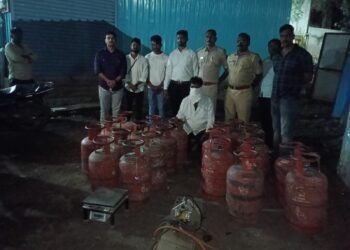 धाराशिवमध्ये घरगुती गॅसचा काळाबाजार उघडकीस, दोन जणांविरुद्ध गुन्हा दाखल