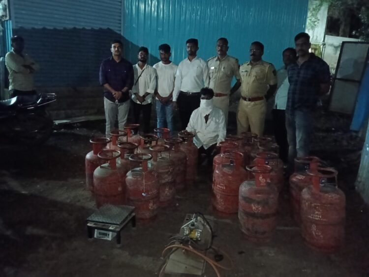 धाराशिवमध्ये घरगुती गॅसचा काळाबाजार उघडकीस, दोन जणांविरुद्ध गुन्हा दाखल