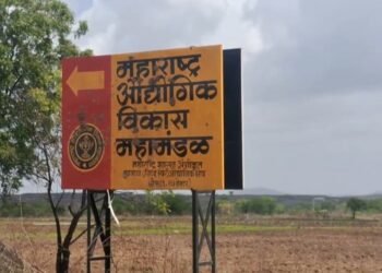 धाराशिव: जमिनीच्या मोबदल्यासाठी शेतकऱ्याचा विष पिऊन आत्मदहनाचा प्रयत्न