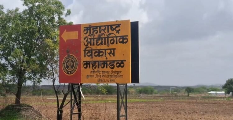 धाराशिव: जमिनीच्या मोबदल्यासाठी शेतकऱ्याचा विष पिऊन आत्मदहनाचा प्रयत्न