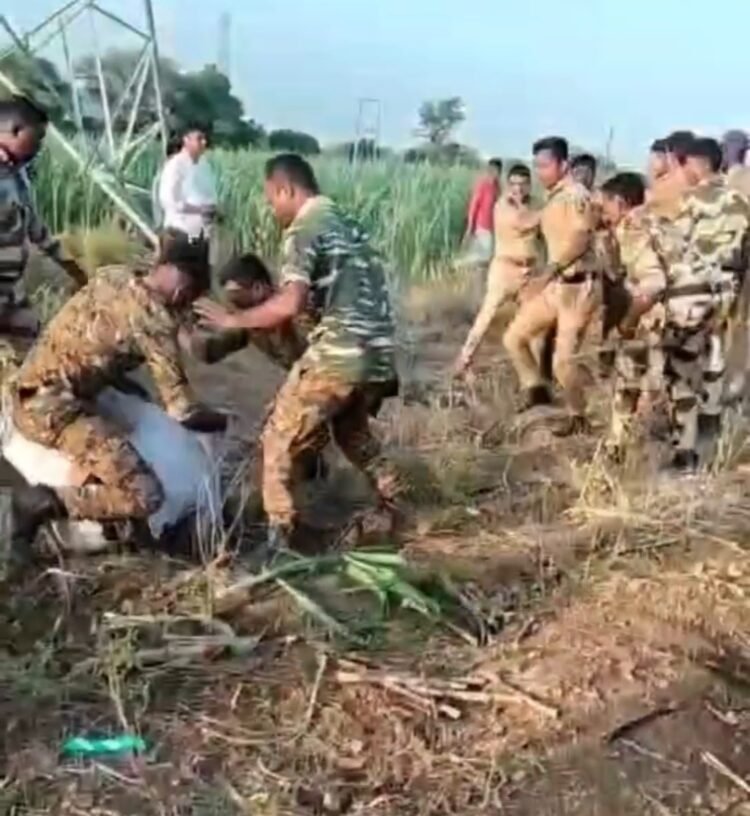 तांदुळवाडीत शेतकऱ्यांवर पोलिसांचा अमानुष लाठीमार!