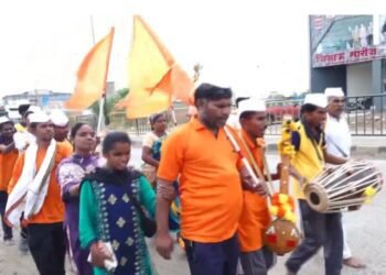 डोळ्यात अंधार, पण हृदयात विठ्ठल: दृष्टिहिनांची अभूतपूर्व पायी वारी पंढरीच्या वाटेवर!