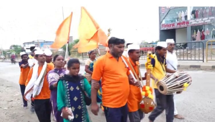 डोळ्यात अंधार, पण हृदयात विठ्ठल: दृष्टिहिनांची अभूतपूर्व पायी वारी पंढरीच्या वाटेवर!