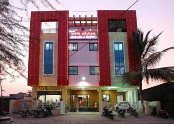 धाराशिवमध्ये रुग्णालयावर जमावाचा हल्ला; डॉक्टर दांपत्याला मारहाण, वाहनांची तोडफोड