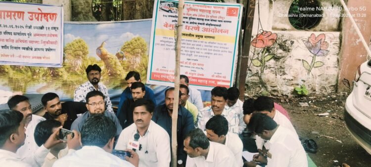 १०८ रुग्णवाहिका चालकांचे ‘काम बंद’ आंदोलन सुरू; जिल्हाधिकारी कार्यालयासमोर लाक्षणिक उपोषण