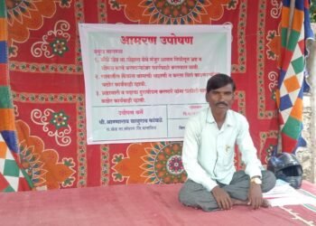 खेडमधील बोगस कामांविरोधात जिल्हाधिकारी कार्यालयासमोर आमरण उपोषण सुरू