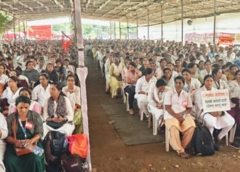 मुंबईत आरोग्य कर्मचाऱ्यांचे समायोजनासाठी आझाद मैदानावर आंदोलन