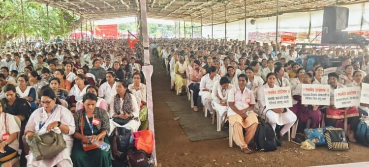 मुंबईत आरोग्य कर्मचाऱ्यांचे समायोजनासाठी आझाद मैदानावर आंदोलन
