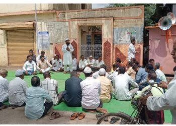 ढोकीतील शासकीय अतिक्रमणाचा वाद चिघळला; ग्रामस्थांचे ग्रामपंचायतसमोर निषेध आंदोलन