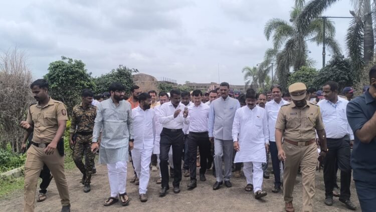 चौथ्या प्रयत्नात अखेर ‘दर्शन’! नळदुर्गात पालकमंत्र्यांचा ‘सरप्राईज’ दौरा, कार्यकर्ते मात्र ‘ऑफलाईन’!