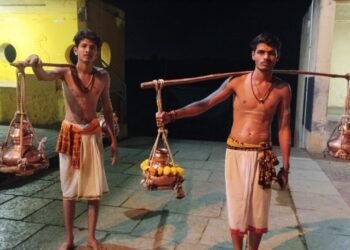 श्रावणातील एक अनोखी भक्तीगाथा: जिथे श्रद्धेच्या कावडीपुढे अंतरही थिटे पडते