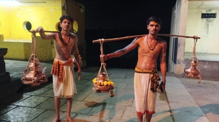 श्रावणातील एक अनोखी भक्तीगाथा: जिथे श्रद्धेच्या कावडीपुढे अंतरही थिटे पडते