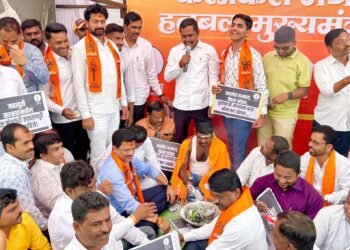 धाराशिव हादरलं! जिल्हाधिकारी कार्यालयासमोर पत्त्यांचा डाव, अघोरी पूजा आणि ‘ड्रग्ज’चा वर्षाव!