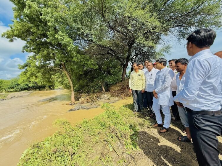 अतिवृष्टीने वाशी तालुका जलमय: नुकसानीचे तात्काळ पंचनामे करण्याचे खा. ओमराजे निंबाळकर यांचे प्रशासनाला आदेश
