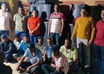 उमरग्यात पोलिसांची धडक कारवाई, दारूबंदीची मागणी करणारे कार्यकर्तेच जुगार खेळताना अटकेत