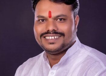 धाराशिवच्या रस्त्यांवरून राजकारण तापले: “उद्घाटनाला पंतप्रधान आले तरी चालतील, पण आधी खड्डे बुजवा!”