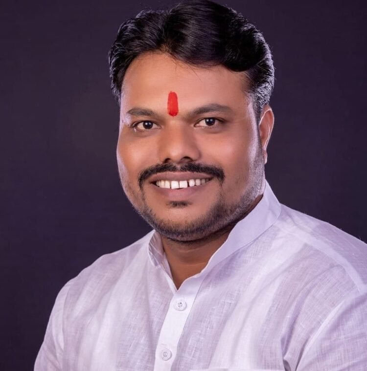 धाराशिवच्या रस्त्यांवरून राजकारण तापले: “उद्घाटनाला पंतप्रधान आले तरी चालतील, पण आधी खड्डे बुजवा!”