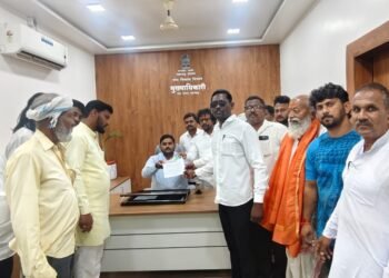 तुळजापुरात महापुरुषांच्या नावाच्या पाटीवर राजकीय नेत्यांची नावे; जनहित संघटनेचा आक्षेप, गुन्हा दाखल करण्याची मागणी